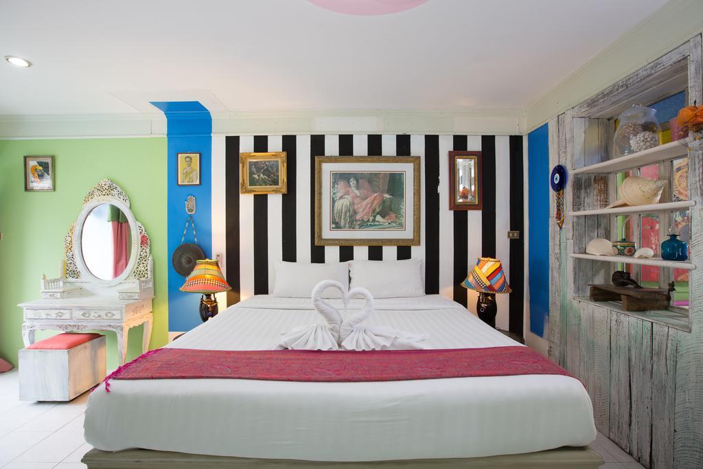 Barefoot Hotel Kalim Beach Front Patong Værelse billede