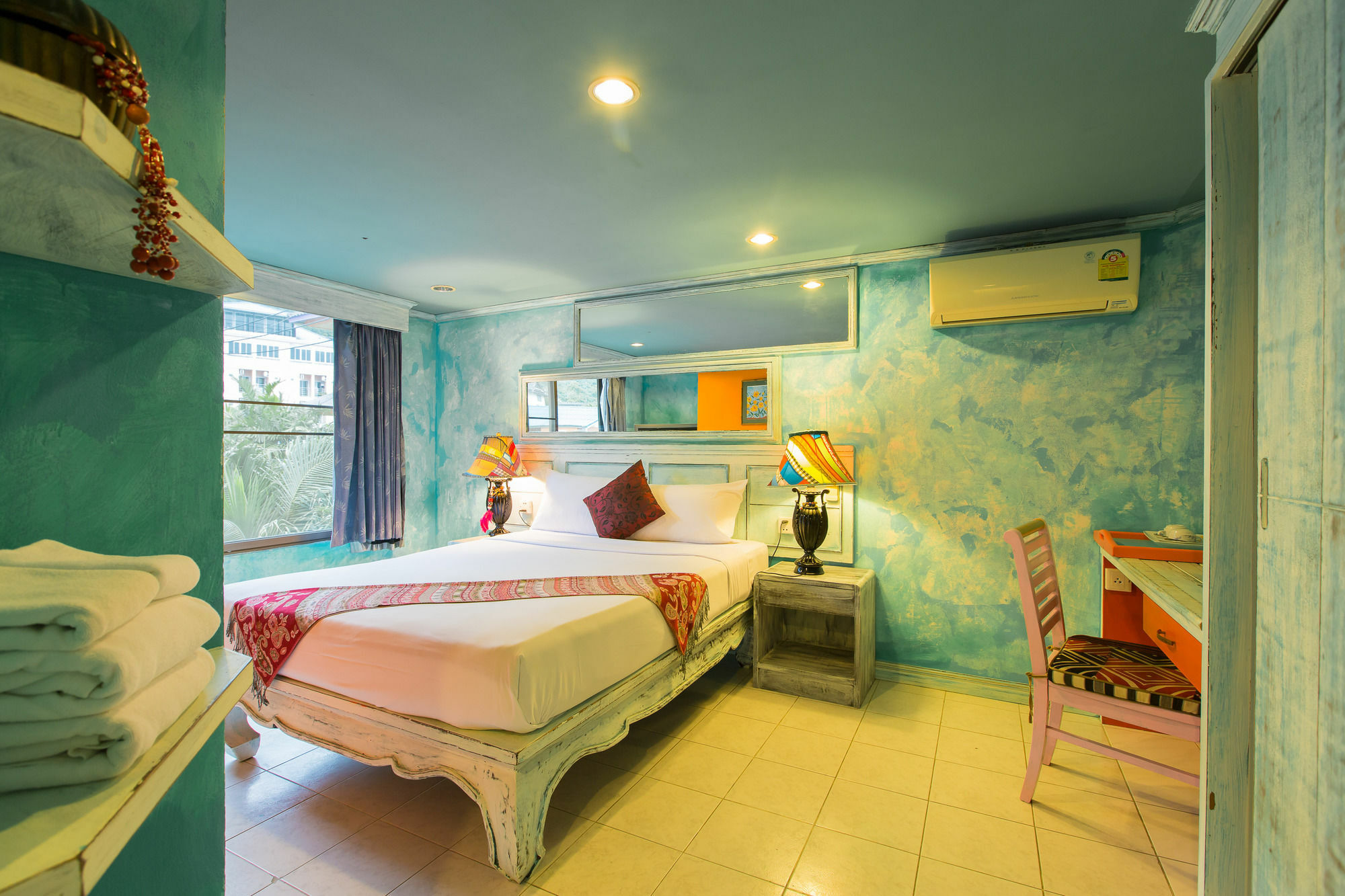 Barefoot Hotel Kalim Beach Front Patong Eksteriør billede