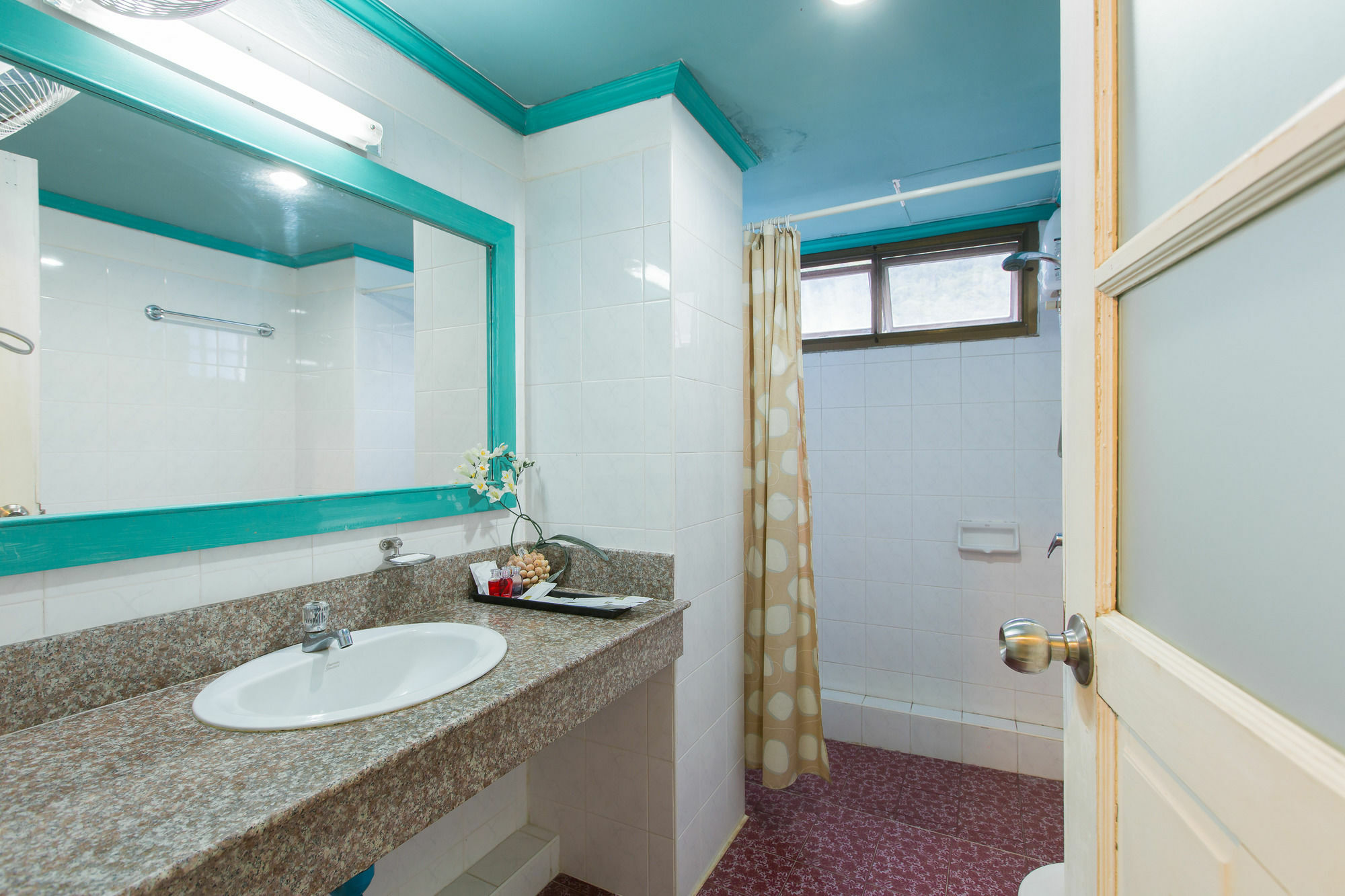 Barefoot Hotel Kalim Beach Front Patong Eksteriør billede